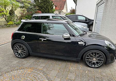 Mini Cooper S mit neuen Sommer und Winterreifen