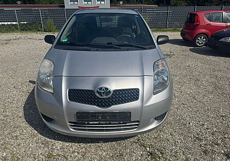 Toyota Yaris Basis -