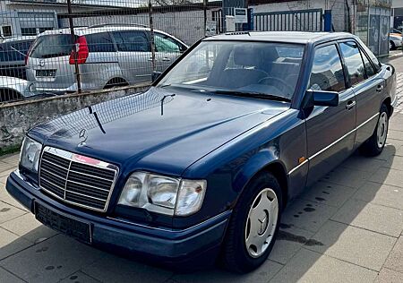 Mercedes-Benz E 220 / AUTOMATIK / OLDTIMER/2-Zonen Klima