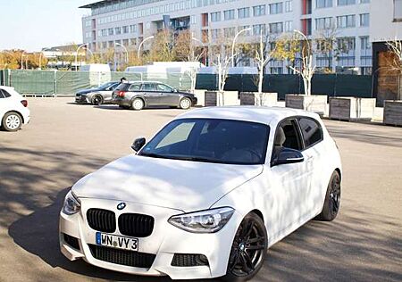 BMW 114 M Paket, LED Scheinwerfer, Alcantara etc Fahrwerk