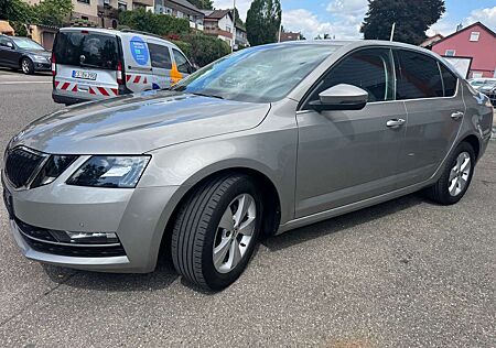 Skoda Octavia Style DSG CARPLAY TEILLEDER 1 HAND