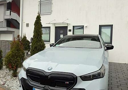 BMW i5 M60, M-SportPro, AHK, Pano, 20“, Autobahnassiste