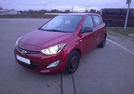 Hyundai i20 Classic Reifen Wartung HU neu!