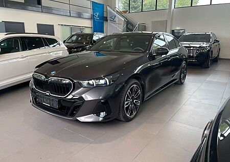 BMW 520 i M Sport Pro IconicGlow/PANO/HUD/360°/MEM