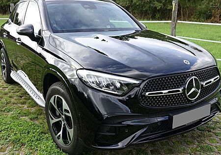 Mercedes-Benz GLC 300 Hybrid AMG*Trittbretter*AHK*Garantie*JW v. Privat