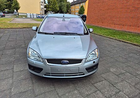 Ford Focus Lim. Ghia*TOP*TÜV 9/26*GEWAHR