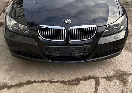 BMW 320 i Lim. (E90)