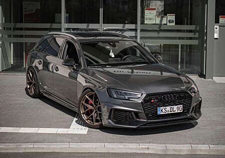 Audi RS4 Avant quattro tiptronic