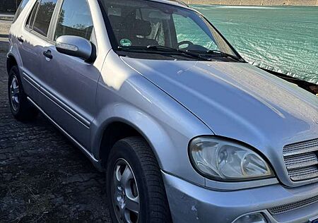 Mercedes-Benz ML 270 181652 Kilometer Scheckheftgepflegt