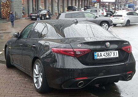 Alfa Romeo Giulia gebraucht kaufen Alfa Romeo Giulia 2.0 Turbo 16V AT8-Q4 Veloce