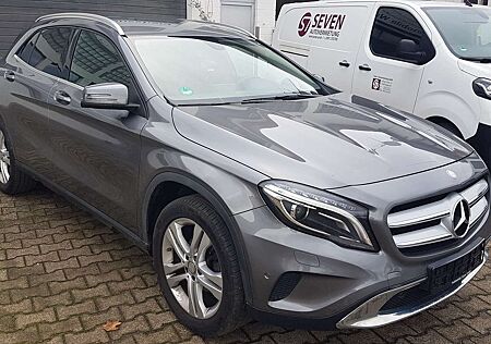 Mercedes-Benz GLA 200 SPORTSTOURER RFK ANHÄNGERKUPPLUNG BI XENON