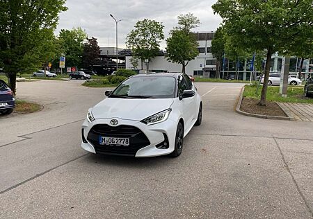 Toyota Yaris 1.5 HSD 116 PS B&W **Sondermodell**