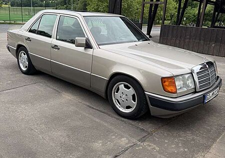 Mercedes-Benz E 230