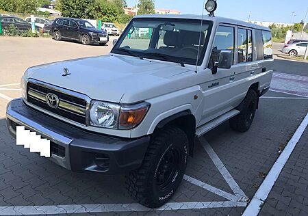 Toyota Land Cruiser GRJ 76 LX V6