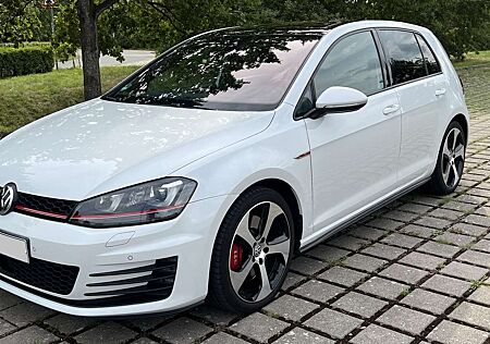 VW Golf GTI Volkswagen Golf VII GTI Performance BlueMotion Technology DSG