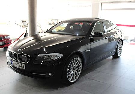 BMW 530 i LEDER NAVI XENON EL.GSD HEAD-UP RFK SHZ 20"