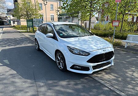 Ford Focus 2.0 EcoBoost ST mit Leder-Sport-Paket