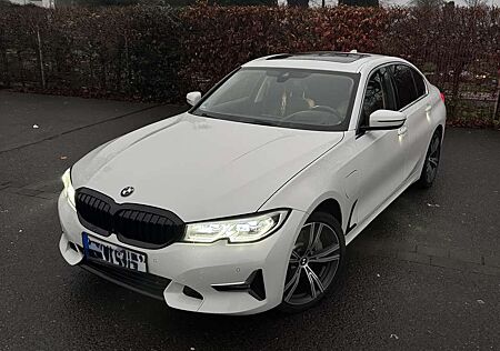 BMW 330 e xDrive Luxury Line