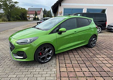 Ford Fiesta ST Performance in Mean Green