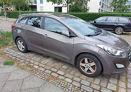 Hyundai i30 i30cw 1.4 Yes! Gold, Navi, Einparkhilfekamera