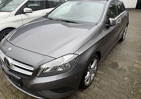 Mercedes-Benz A 180 BlueEff. 7G Urban Leder Navi PDC Nightp