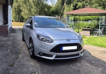 Ford Focus Turnier 2.0 EcoBoost ST mit Leder-Exclusiv-Paket