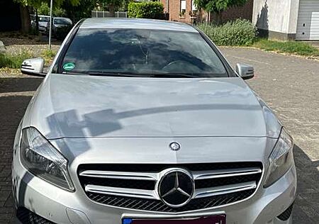 Mercedes-Benz A 180 (BlueEFFICIENCY) 7G-DCT