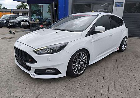 Ford Focus ST Bi-Xenon/H&R/Recaro/PDC/SHZ