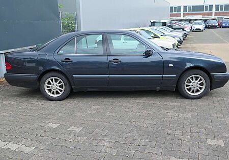 Mercedes-Benz E 220 Classic Tüv u.Insp. Neu Lückenlos Scheckheft