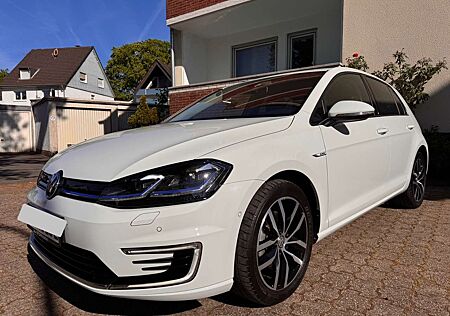 VW e-Golf Volkswagen E Golf LEDER+LED+CCS+KAMERA+SPUR+ NAVI+.WÄRMEP