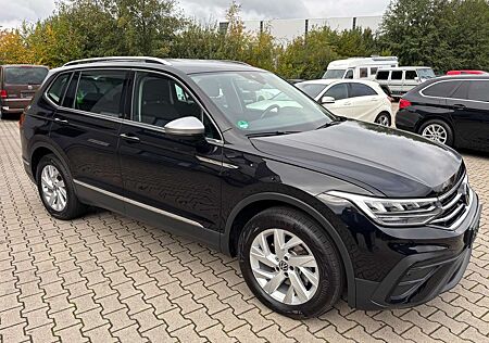 VW Tiguan Allspace Volkswagen Life 8-bereift auf Alufelge, Navi, LED, SHZ, PDC