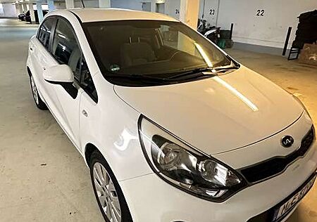 Kia Rio 1.4 Dream-Team Edition Kam Nav Shz