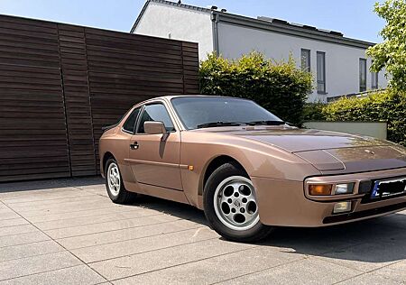 Porsche 944