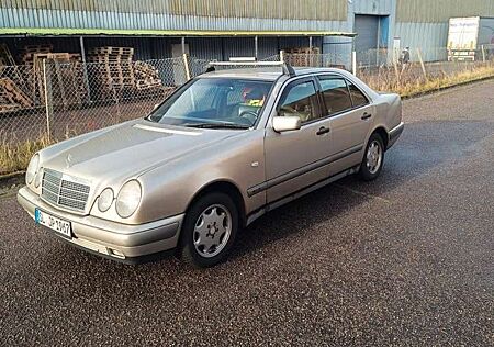 Mercedes-Benz E 220 CLASSIC