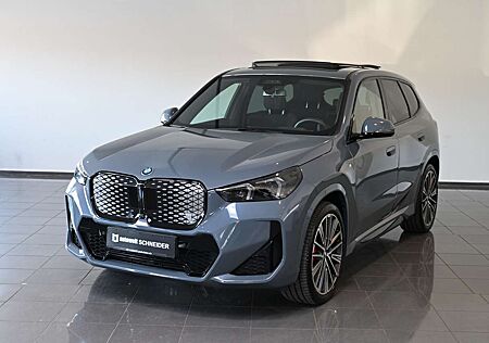 BMW X1 30 xDrive M Sport Pro AHK Pano HUD H&K 20