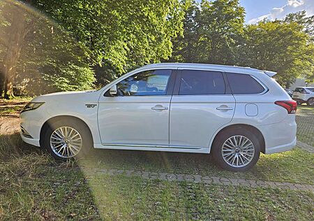 Mitsubishi Outlander 2.4 4WD Plug-In Hybrid ACC,CAM,STDHZ,AK,Leder
