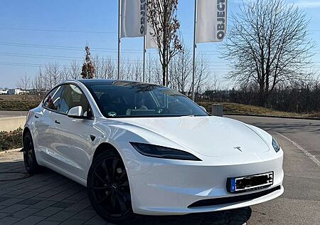 Tesla Model 3 Highland weiß/schwarz