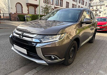 Mitsubishi Outlander Plus 2WD 7 Sitze E6 KlimAut St/Stop Kamera Tempom