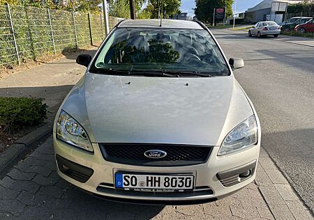 Ford Focus Turnier Turnier 1.6 16V Erste Hand ❓