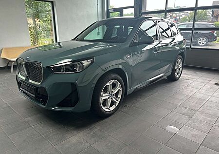 BMW iX1 xDrivve 30 M Sport DrivAssProf_AHK_Keyless_HUD