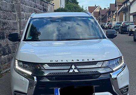 Mitsubishi Outlander 2.4 4WD Plug-In Hybrid Top