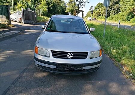 VW Passat Volkswagen 1.6 Comfortline.Autom.SD.1Rentnerhd.Tüneu.