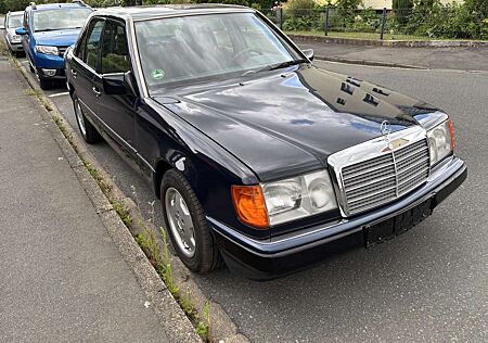 Mercedes-Benz E 300 Ein Traum in Blau