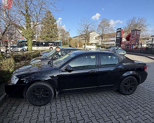 Dodge Avenger das Fahrzeug ist inseriert. Neue Reifen (Sommer- u