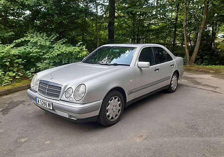 Mercedes-Benz E 280 4MATIC V6 (W210) Elegance TOP A/C 2Hd