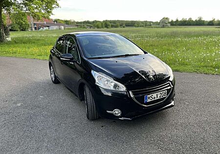 Peugeot 208 Allure/Pano/Navi/Klimaaut./Tempomat/Sitzheiz.