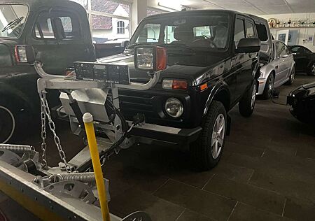 Lada Niva 4x4 Winterdienst Edition 2025