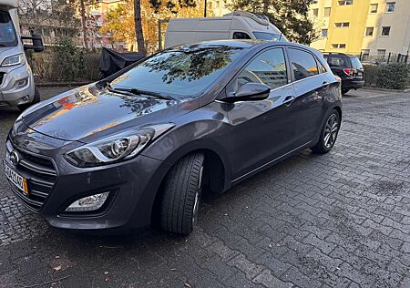 Hyundai i30 i30 blue 1.6 CRDi DCTPassion