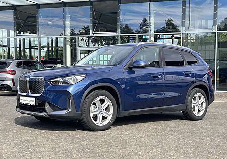 BMW iX1 20 eDrive aHK schwenkbar / Glasdach / Parking Plus