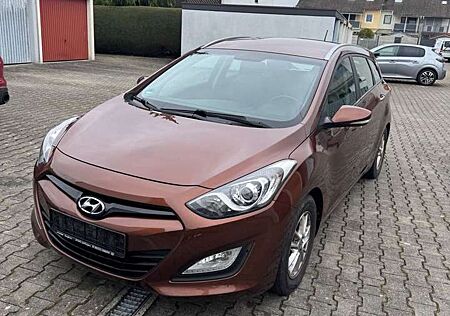 Hyundai i30 cw 1.6 Trend Ahk,Tüv +Insp Neu,8Fach,Sitzh,